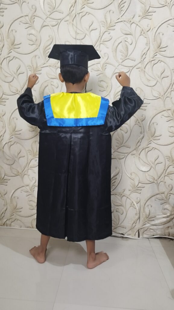 baju toga wisuda anak tk sd jubah hitam mengkilap samir kalung kuning list biru topi segi lima 