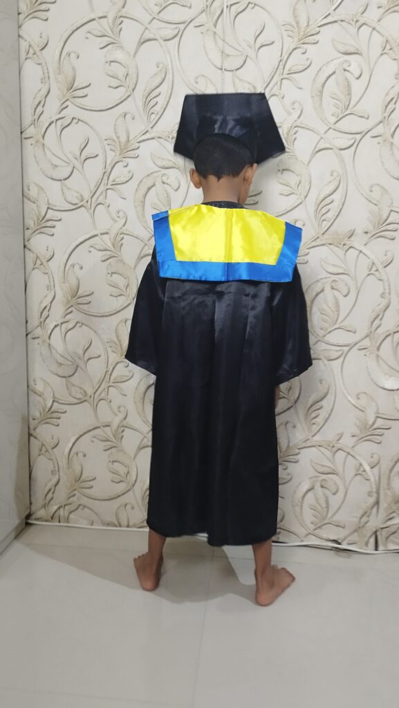 baju toga wisuda anak tk sd jubah hitam mengkilap samir kalung kuning list biru topi segi lima 