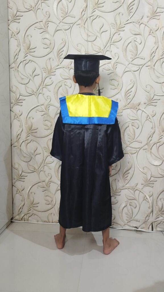 baju toga wisuda anak tk sd jubah hitam mengkilap samir kalung kuning list biru topi segi lima 