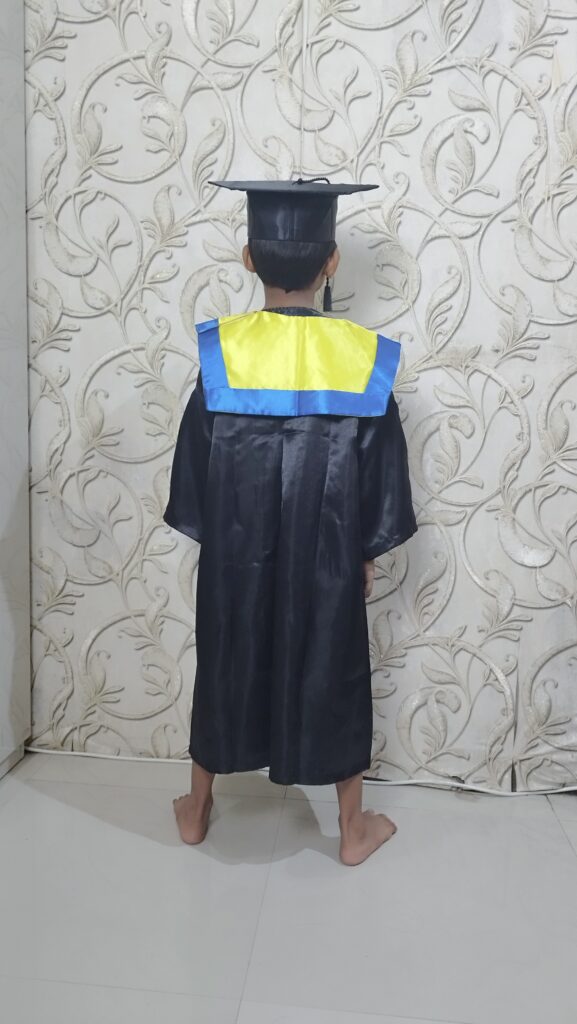 baju toga wisuda anak tk sd jubah hitam mengkilap samir kalung kuning list biru topi segi lima 