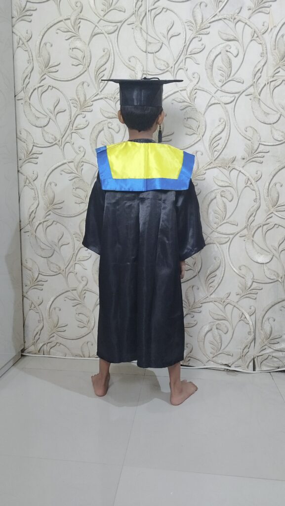 baju toga wisuda anak tk sd jubah hitam mengkilap samir kalung kuning list biru topi segi lima 