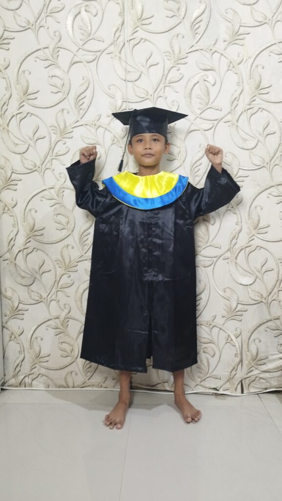 baju toga wisuda anak tk sd jubah hitam mengkilap samir kalung kuning list biru topi segi lima 