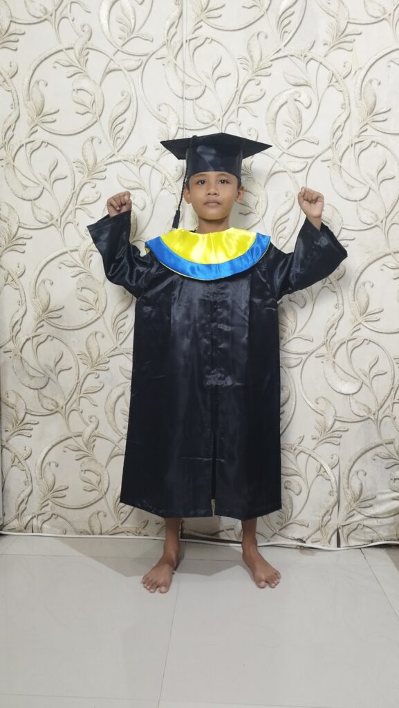 baju toga wisuda anak tk sd jubah hitam mengkilap samir kalung kuning list biru topi segi lima 