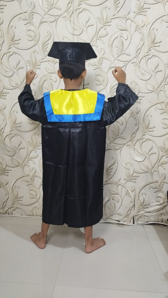 baju toga wisuda anak tk sd jubah hitam mengkilap samir kalung kuning list biru topi segi lima 