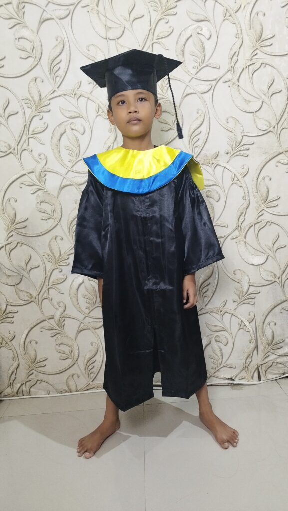 baju toga wisuda anak tk sd jubah hitam mengkilap samir kalung kuning list biru topi segi lima 