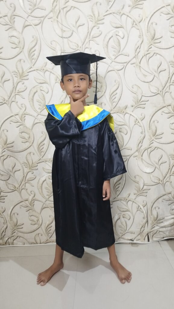 baju toga wisuda anak tk sd jubah hitam mengkilap samir kalung kuning list biru topi segi lima 