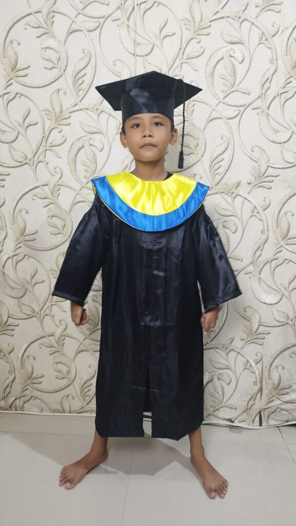 baju toga wisuda anak tk sd jubah hitam mengkilap samir kalung kuning list biru topi segi lima 