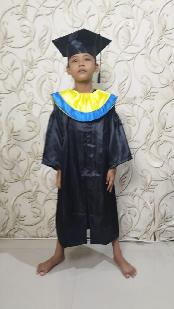 baju toga wisuda anak tk sd jubah hitam mengkilap samir kalung kuning list biru topi segi lima 