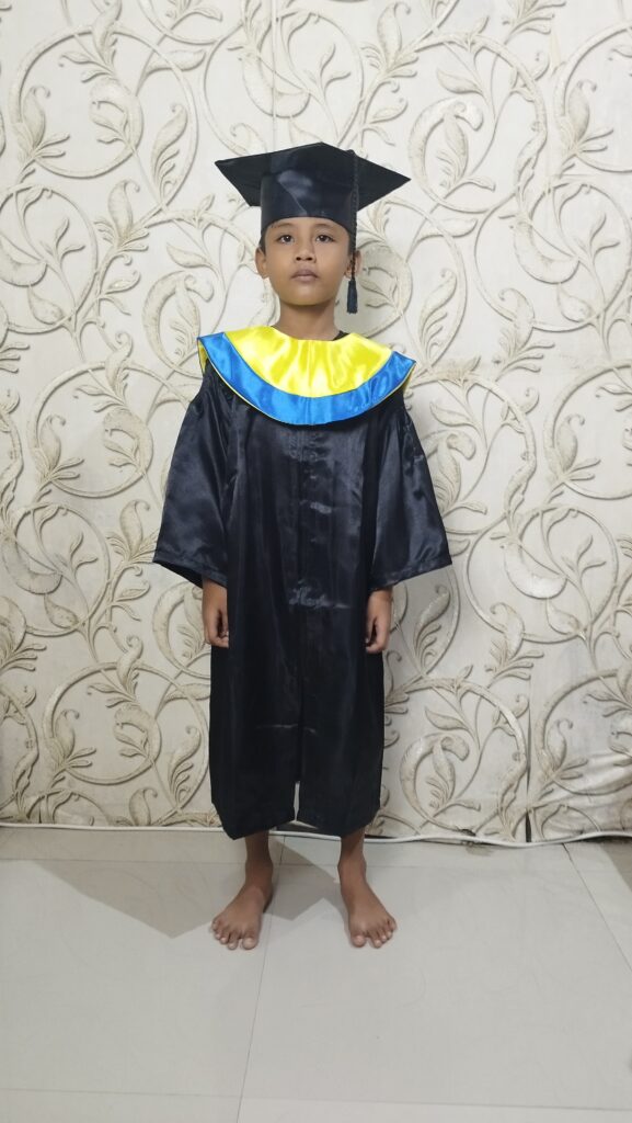 baju toga wisuda anak tk sd jubah hitam mengkilap samir kalung kuning list biru topi segi lima 