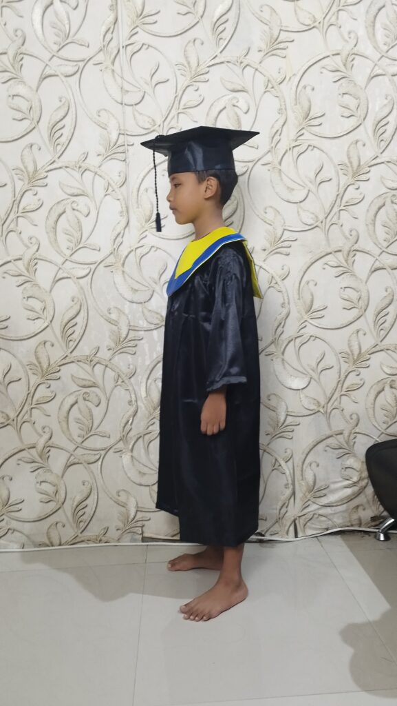 baju toga wisuda anak tk sd jubah hitam mengkilap samir kalung kuning list biru topi segi lima 