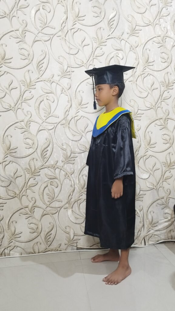 baju toga wisuda anak tk sd jubah hitam mengkilap samir kalung kuning list biru topi segi lima 