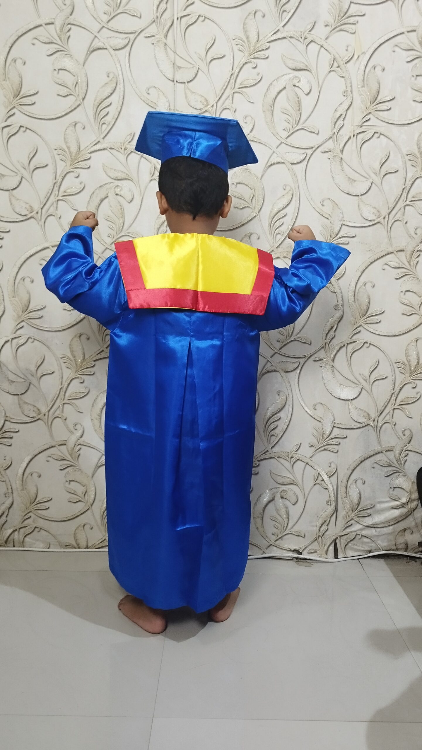 baju toga wisuda anak tk sd warna biru jubah topi samir kuning kalung list merang bahan lembut berkilau