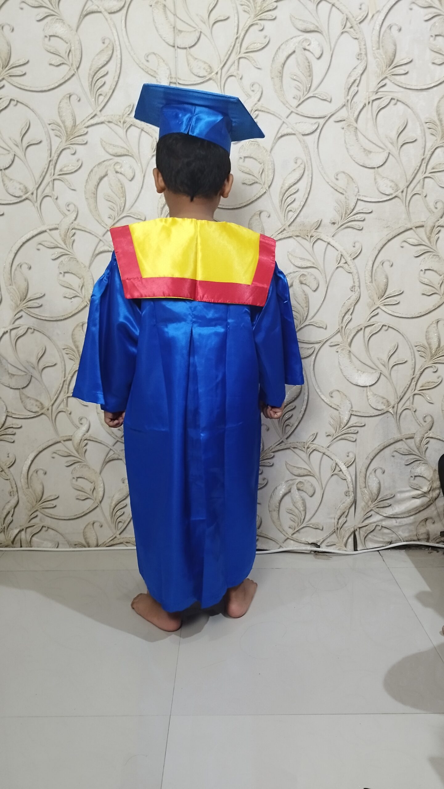 baju toga wisuda anak tk sd warna biru jubah topi samir kuning kalung list merang bahan lembut berkilau