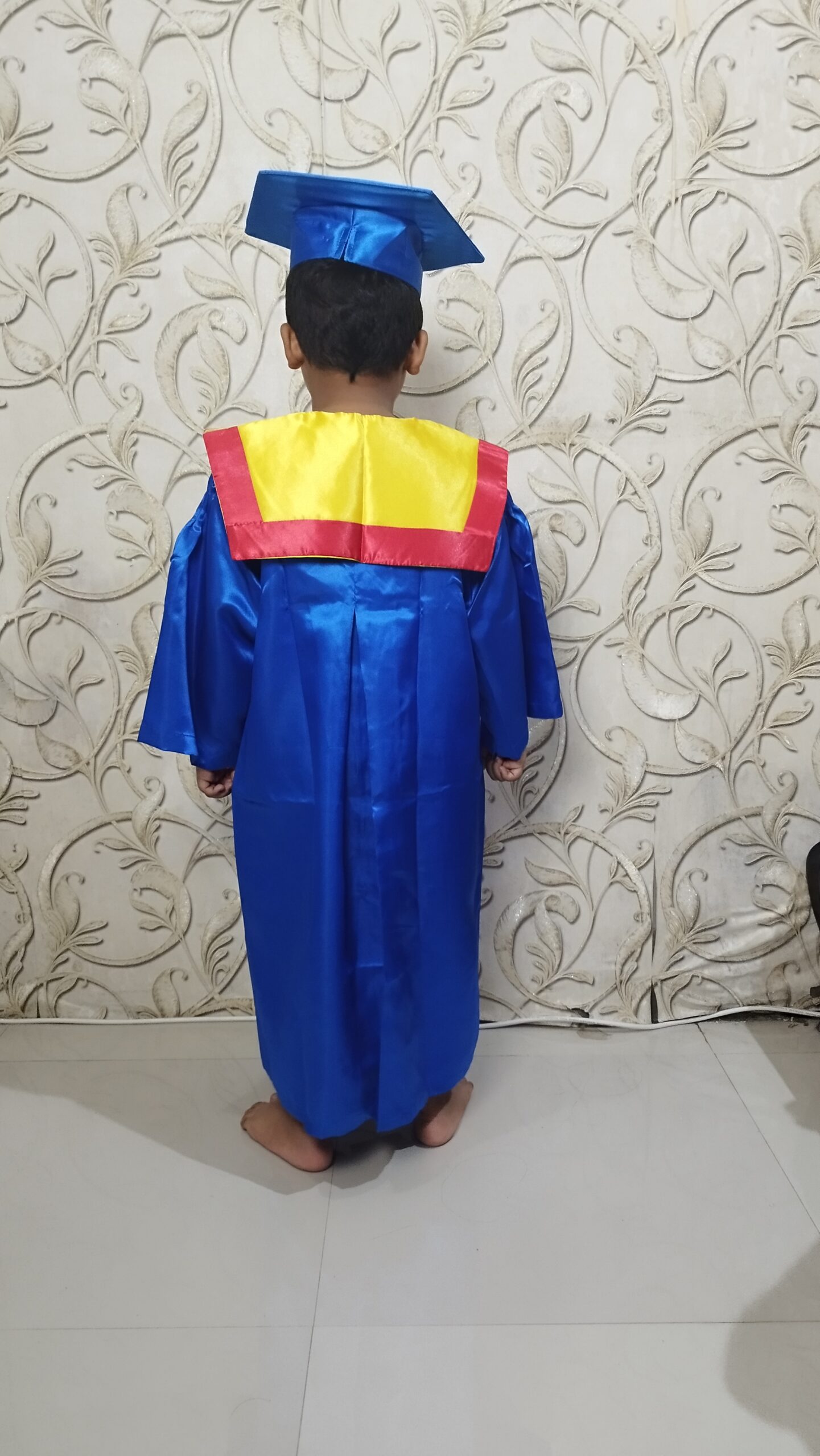 baju toga wisuda anak tk sd warna biru jubah topi samir kuning kalung list merang bahan lembut berkilau