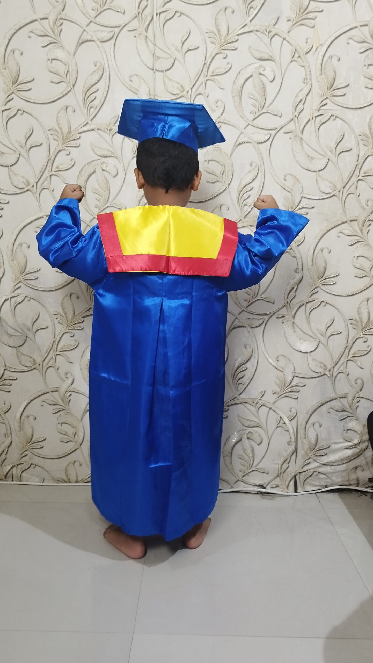 baju toga wisuda anak tk sd warna biru jubah topi samir kuning kalung list merang bahan lembut berkilau