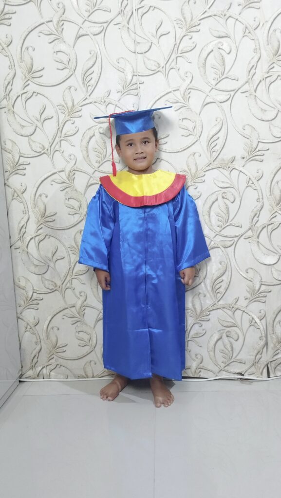 baju toga wisuda anak tk sd warna biru jubah topi samir kuning kalung list merang bahan lembut berkilau