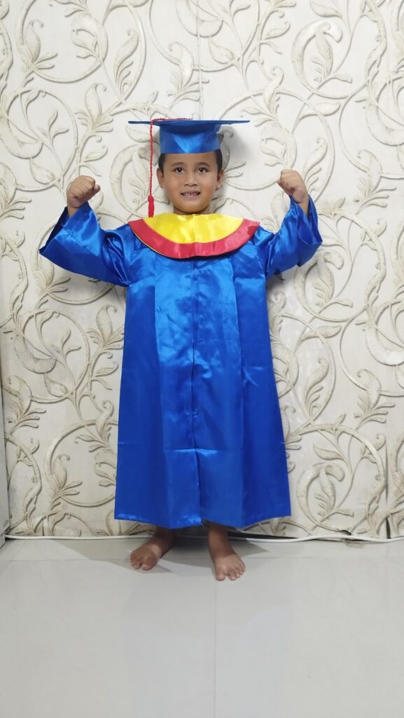 baju toga wisuda anak tk sd warna biru jubah topi samir kuning kalung list merang bahan lembut berkilau