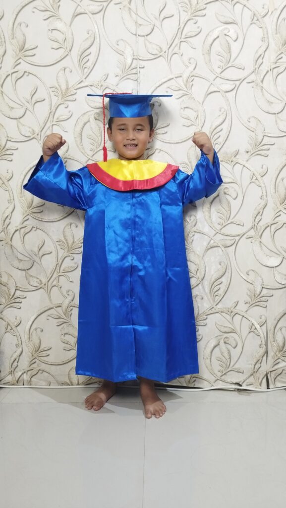 baju toga wisuda anak tk sd warna biru jubah topi samir kuning kalung list merang bahan lembut berkilau