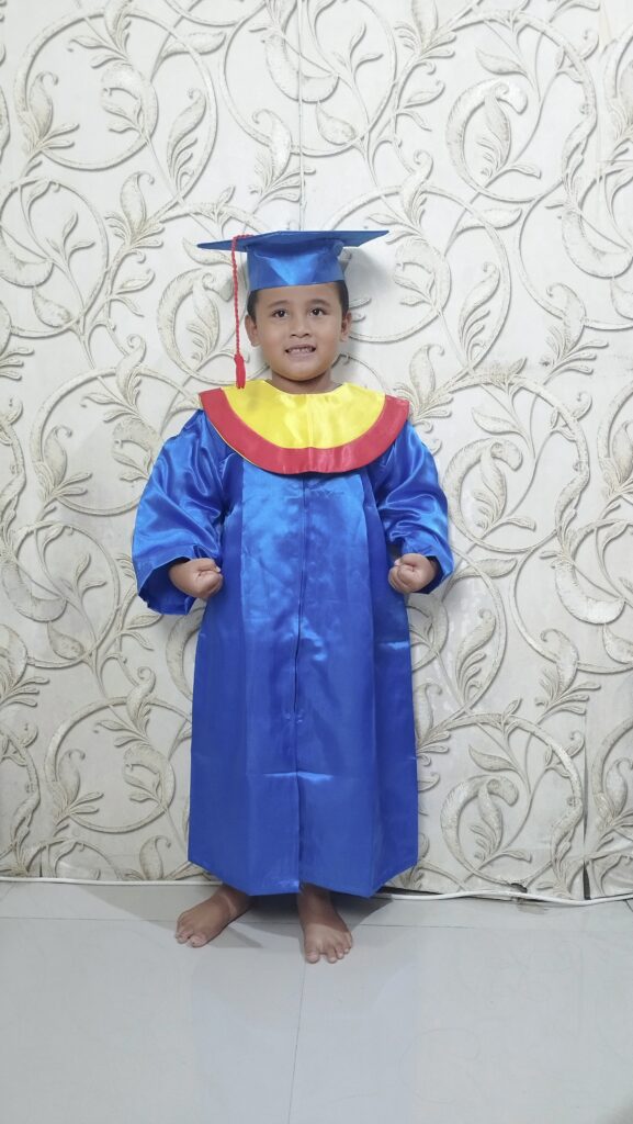 baju toga wisuda anak tk sd warna biru jubah topi samir kuning kalung list merang bahan lembut berkilau