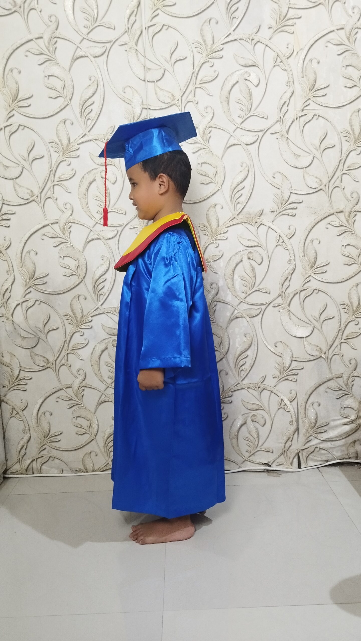 baju toga wisuda anak tk sd warna biru jubah topi samir kuning kalung list merang bahan lembut berkilau