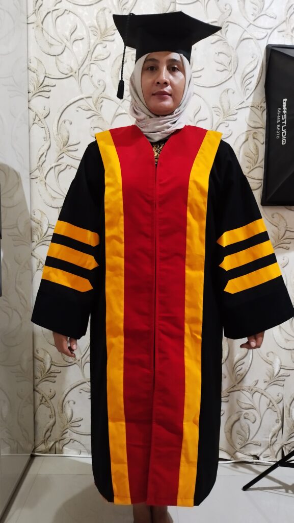 baju toga wisuda jubah untuk guru besar universitas di acara kelulusan kampus produk CV INDO DELTA KONVEKSI