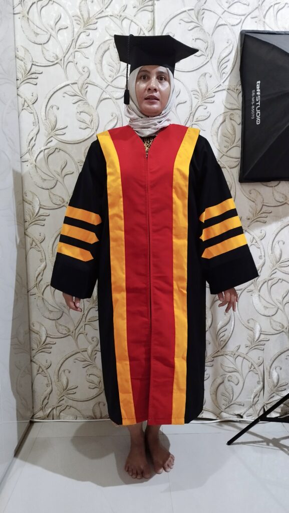 baju toga wisuda jubah untuk guru besar universitas di acara kelulusan kampus produk CV INDO DELTA KONVEKSI