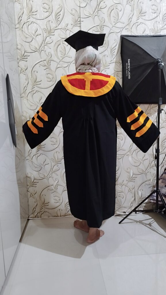 baju toga wisuda jubah untuk guru besar universitas di acara kelulusan kampus produk CV INDO DELTA KONVEKSI