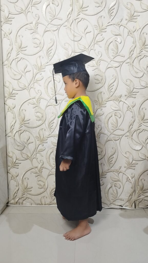 baju toga wisuda anak untuk kelulusan tk atau sd jubah hitam toopi segi lima samir kuning list warna hijau CV INDO DELTA