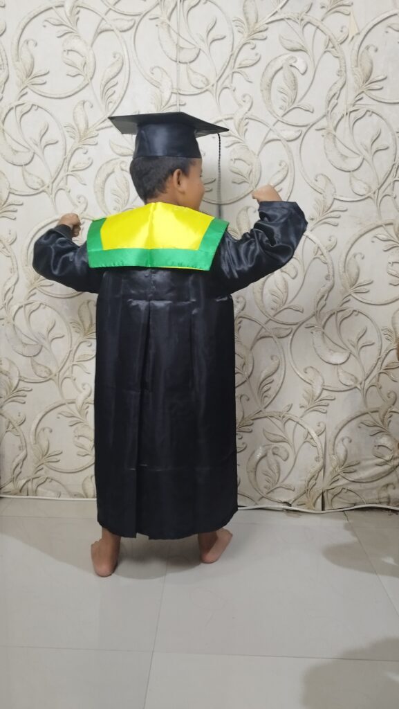 baju toga wisuda anak untuk kelulusan tk atau sd jubah hitam toopi segi lima samir kuning list warna hijau CV INDO DELTA