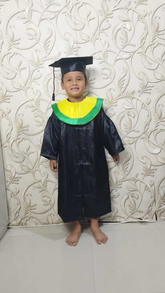 baju toga wisuda anak untuk kelulusan tk atau sd jubah hitam toopi segi lima samir kuning list warna hijau CV INDO DELTA