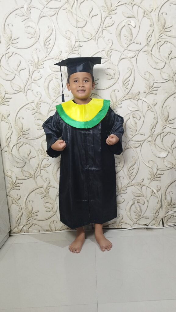 baju toga wisuda anak untuk kelulusan tk atau sd jubah hitam toopi segi lima samir kuning list warna hijau CV INDO DELTA