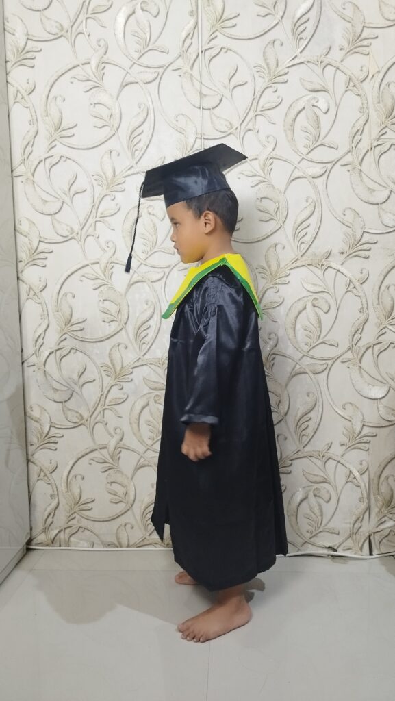 baju toga wisuda anak untuk kelulusan tk atau sd jubah hitam toopi segi lima samir kuning list warna hijau CV INDO DELTA