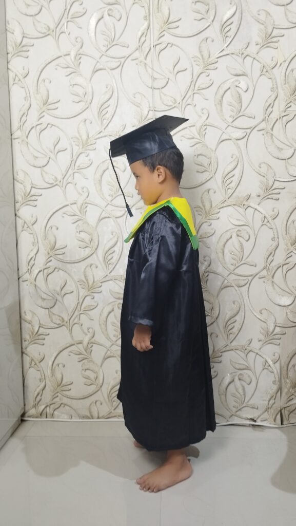 baju toga wisuda anak untuk kelulusan tk atau sd jubah hitam toopi segi lima samir kuning list warna hijau CV INDO DELTA