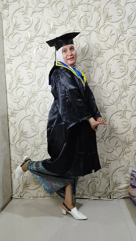 baju toga wisuda hitam pekat samir list kuning biru topi segi lima untuk kelulusan sekolah