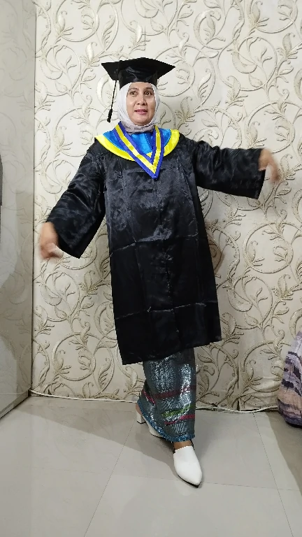 baju toga wisuda hitam pekat samir list kuning biru topi segi lima untuk kelulusan sekolah