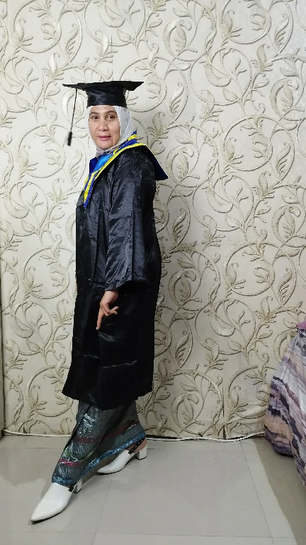 baju toga wisuda hitam pekat samir list kuning biru topi segi lima untuk kelulusan sekolah