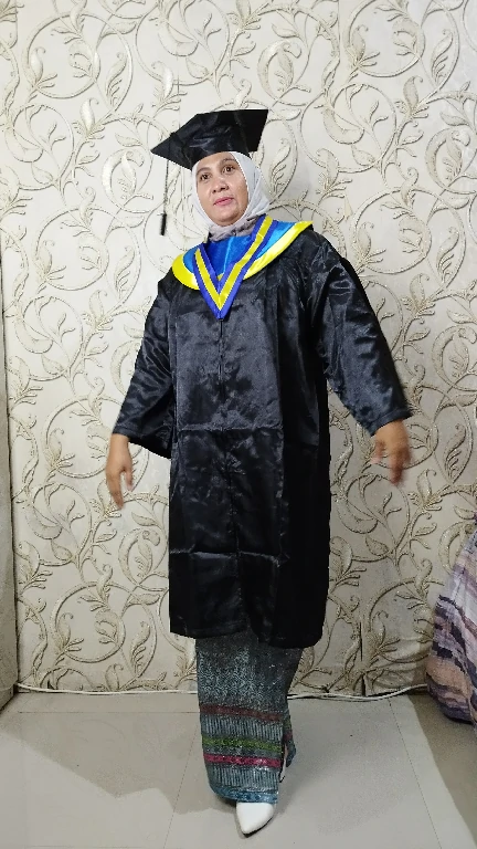 baju toga wisuda hitam pekat samir list kuning biru topi segi lima untuk kelulusan sekolah