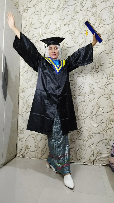 baju toga wisuda hitam pekat samir list kuning biru topi segi lima untuk kelulusan sekolah