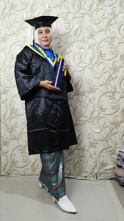 baju toga wisuda hitam pekat samir list kuning biru topi segi lima untuk kelulusan sekolah