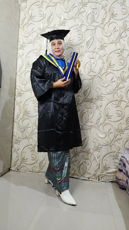 baju toga wisuda hitam pekat samir list kuning biru topi segi lima untuk kelulusan sekolah