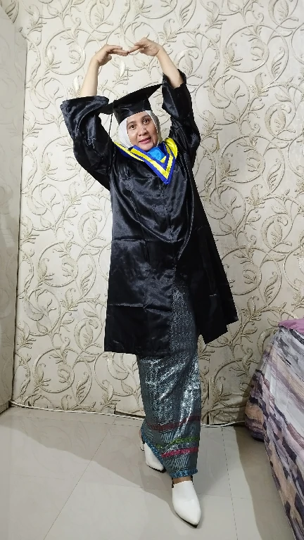 baju toga wisuda hitam pekat samir list kuning biru topi segi lima untuk kelulusan sekolah