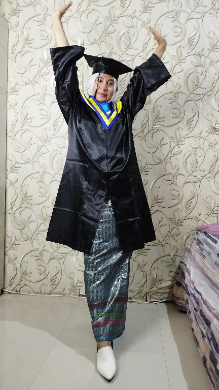 baju toga wisuda hitam pekat samir list kuning biru topi segi lima untuk kelulusan sekolah