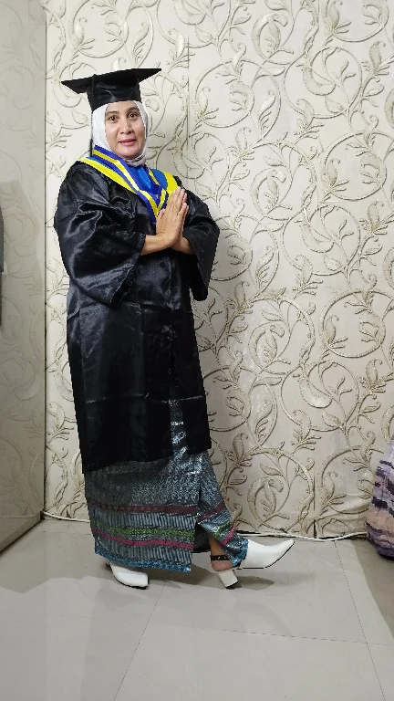 baju toga wisuda hitam pekat samir list kuning biru topi segi lima untuk kelulusan sekolah