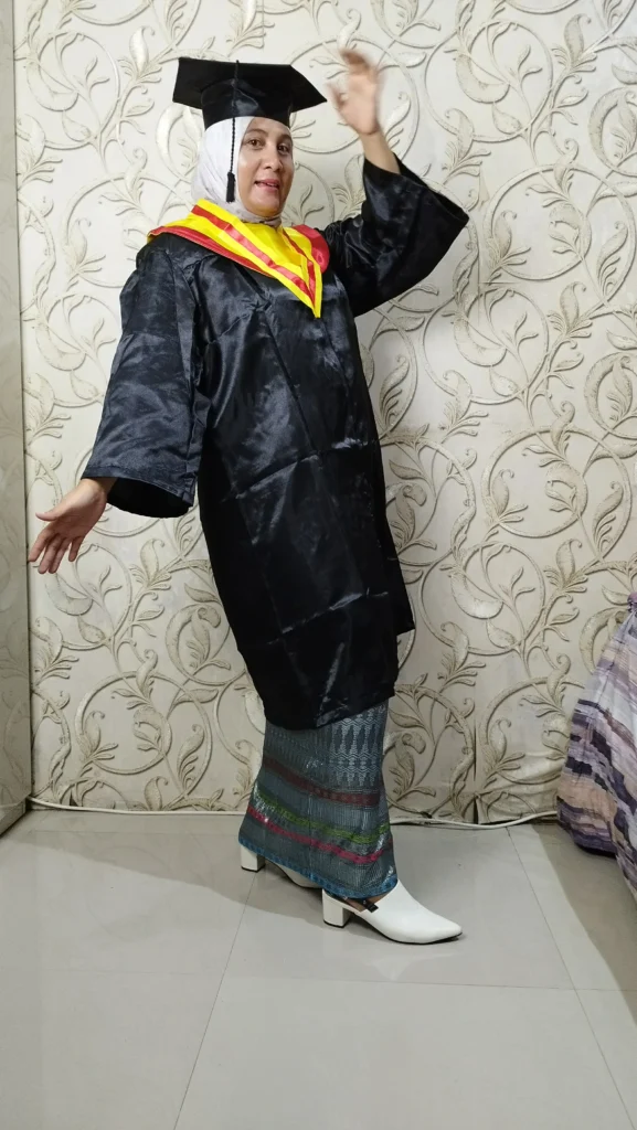 baju toga wisuda list merah kuning redy stok ribuan siap kirim seluruh indonesia untuk acara kelulusan  